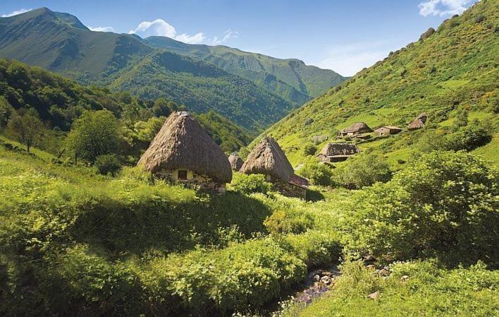 Y Casas De Aldea La Pornacal Pensión *